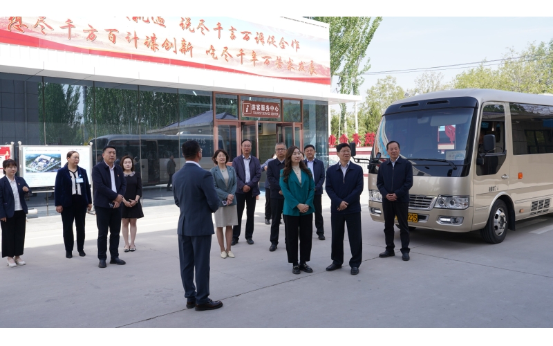 自治區人大常委會副主任、總工會主席沈左權率領自治區人大督查調研團，蒞臨銀川伊百盛調研